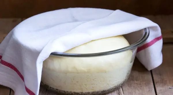 Impasto lievitato in ciotola, coperto da un canovaccio. Forse è stato usato bicarbonato al posto del lievito per questa lievitazione.
