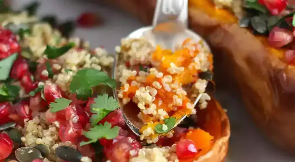 Zucca ripiena di quinoa, melograno e semi di zucca. Un modo gustoso per imparare come cuocere la quinoa.