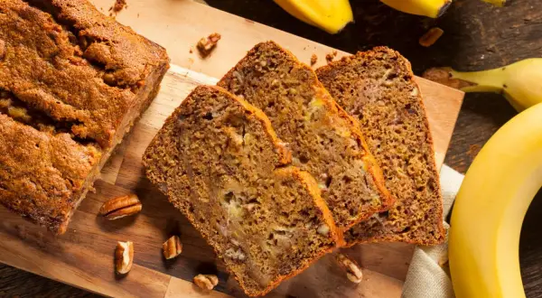Fetta di banana bread light con noci e banane fresche.