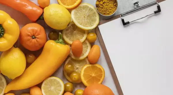 Agrumi, peperoni gialli e arancioni, pomodorini e curcuma in polvere. Quale alimento contiene più vitamina C?