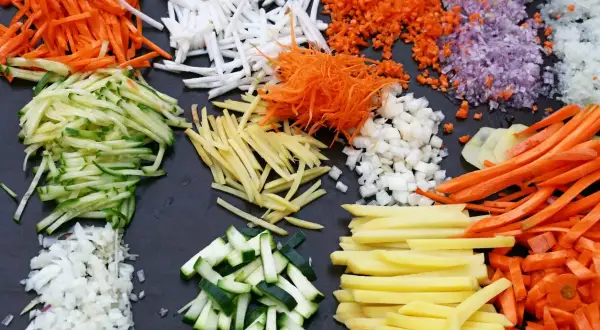Carote, zucchine, cipolle, patate e zenzero tagliati in vari modi, pronti per preparare gustose ricette. Ecco quali sono le verdure!