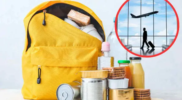 Zestaw jedzenia w puszce i butelkach obok żółtego plecaka. W tle widać pasażera z walizką i samolot startujący z lotniska. Si può portare cibo in aereo.