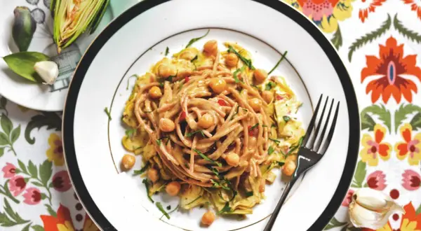 Pasta con carciofi e ceci, un piatto che profuma di casa, ispirato alla cucina di Cannavacciuolo.