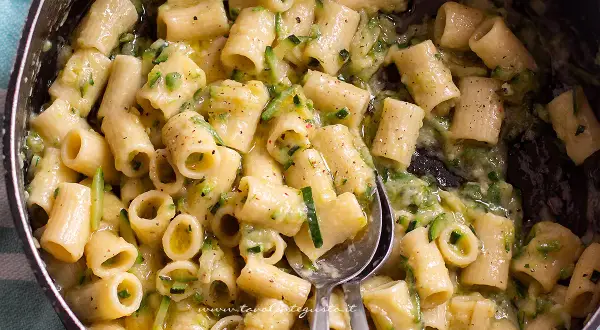 Rigatoni cremosi con zucchine grattugiate, un piatto semplice e gustoso.