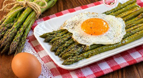 Asparagi alla Bismarck con uovo fritto e pepe nero. Un piatto semplice e gustoso, perfetto per un pranzo veloce.