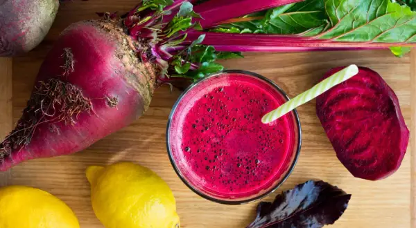 Succo di barbabietola rossa, limoni e barbabietole intere e affettate. Scopri le incredibili proprietà della barbabietola rossa per un pieno di benessere.