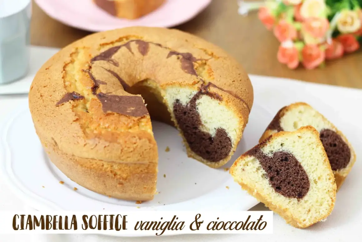 Ciambellone soffice alla vaniglia e cioccolato, con una fetta tagliata che mostra l'interno marmorizzato.