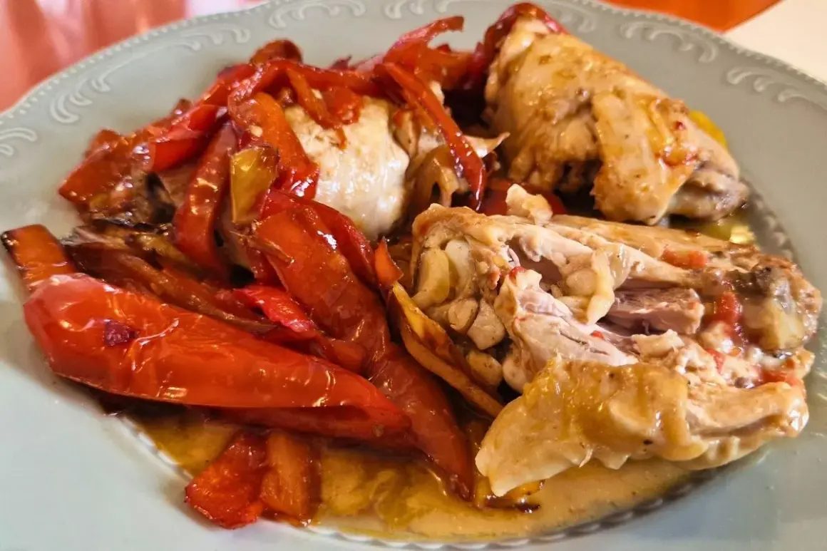 Piatto di pollo alla romana con peperoni rossi arrostiti, succulento e saporito.