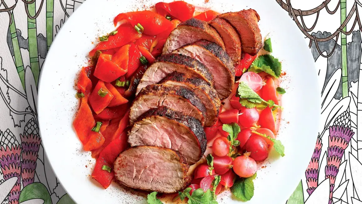 Fette di maiale, carne bianca o rossa, servite con peperoni rossi e ravanelli.