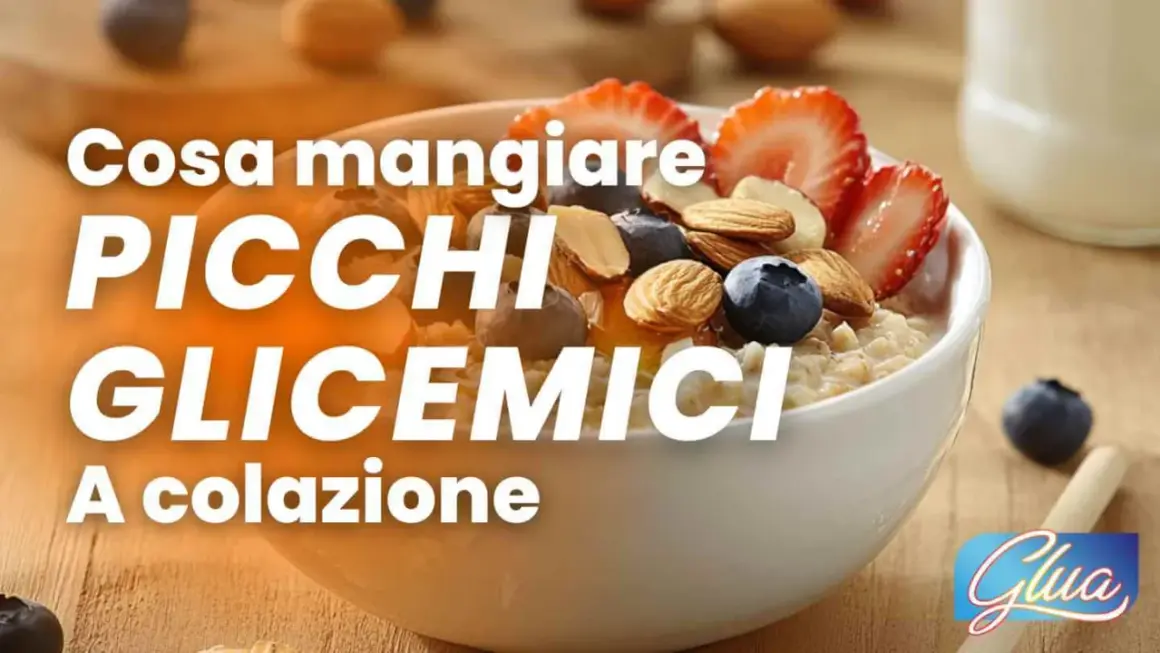 Cosa mangiare: picchi glicemici a colazione. Una ciotola di porridge con fragole, mirtilli e mandorle, esempi di colazione a basso indice glicemico.