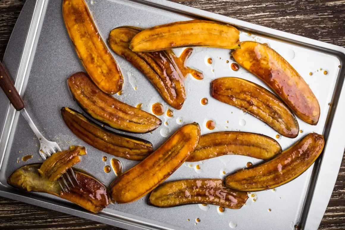 Banane mature caramellate su teglia, perfette per scoprire cosa fare con banane mature. Un dessert goloso e facile.
