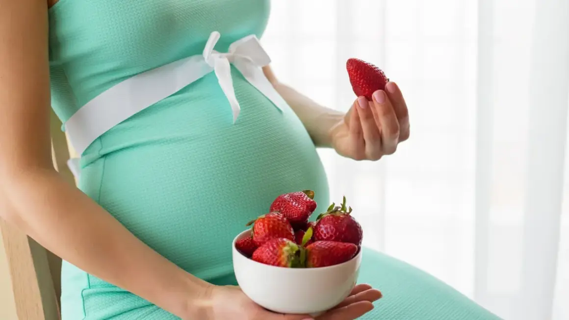 Pancione con fragole, un dolce desiderio in gravidanza.