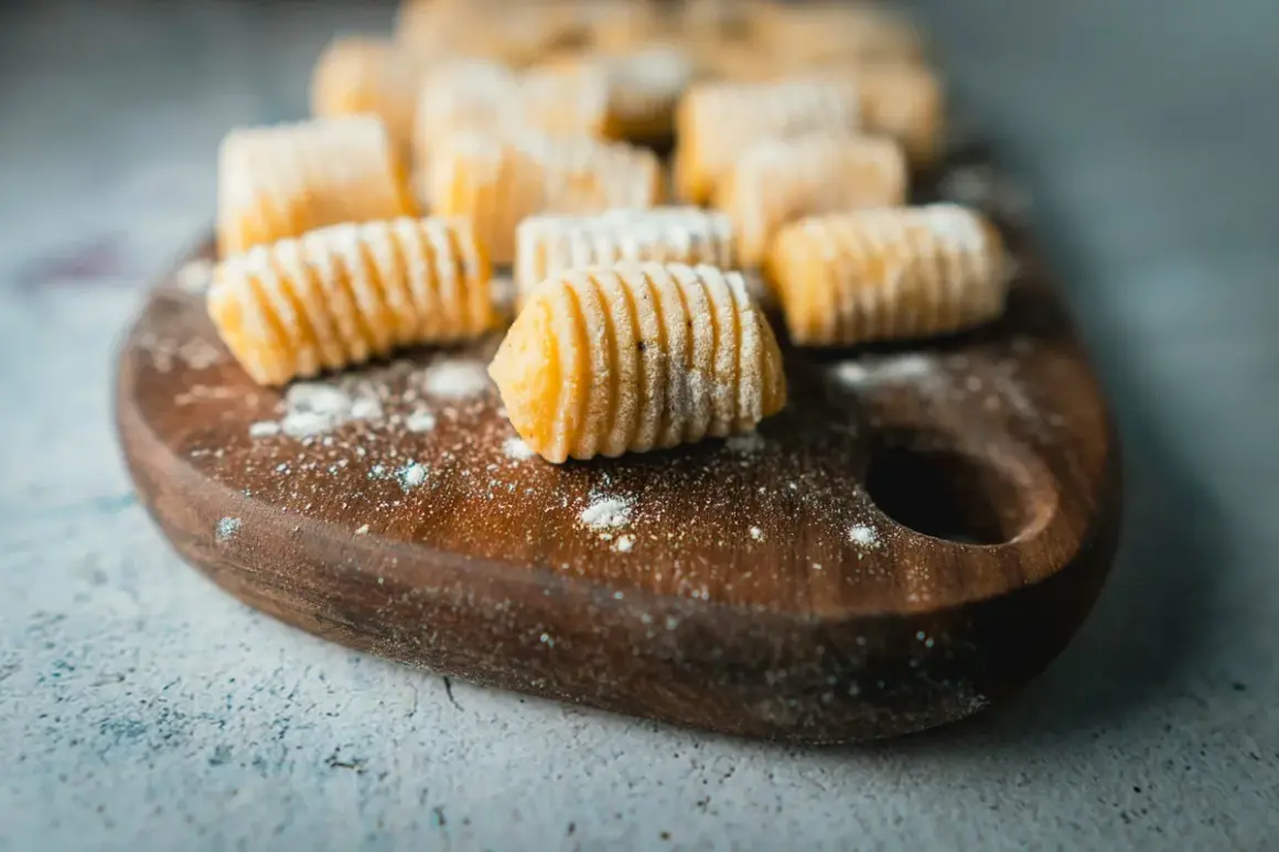 Gnocchi di patate ricetta della nonna pronti per essere cucinati. Morbidi e rigati, un classico intramontabile.