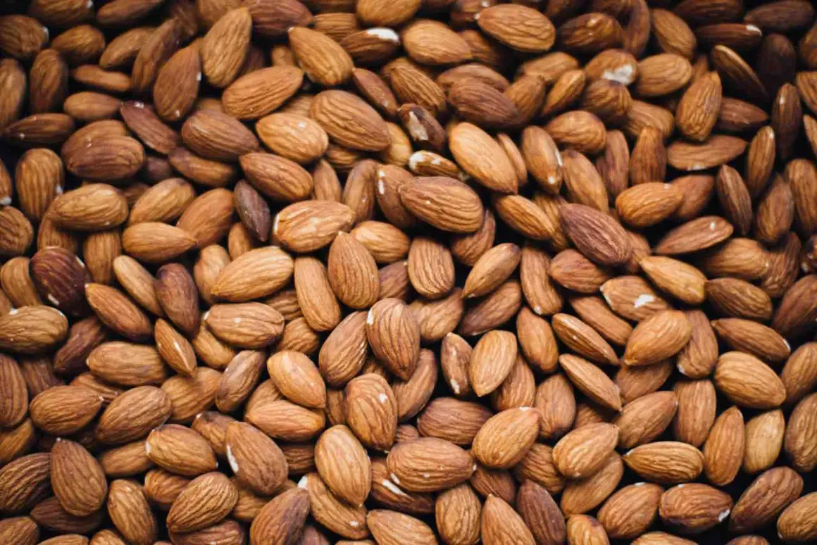 Un mucchio di mandorle, un alimento salutare ma attenzione, le mandorle fanno ingrassare se consumate in eccesso.
