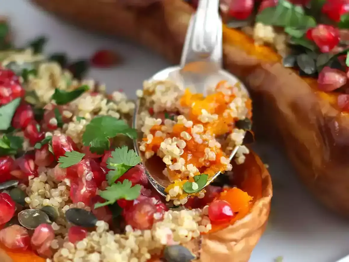 Zucca ripiena di quinoa, melograno e semi di zucca. Un modo gustoso per imparare come cuocere la quinoa.