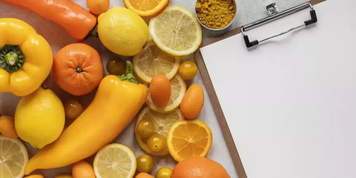 Agrumi, peperoni gialli e arancioni, pomodorini e curcuma in polvere. Quale alimento contiene più vitamina C?