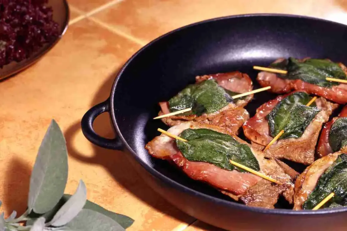 Saltimbocca alla romana in padella, con prosciutto e salvia, pronti per essere cotti.