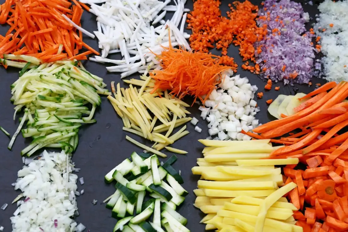 Carote, zucchine, cipolle, patate e zenzero tagliati in vari modi, pronti per preparare gustose ricette. Ecco quali sono le verdure!