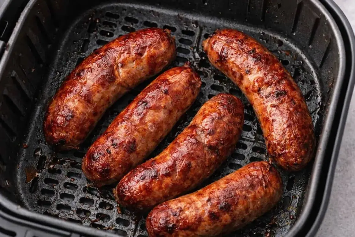 Salsiccia dorata e succulenta in friggitrice ad aria, pronta per essere gustata.