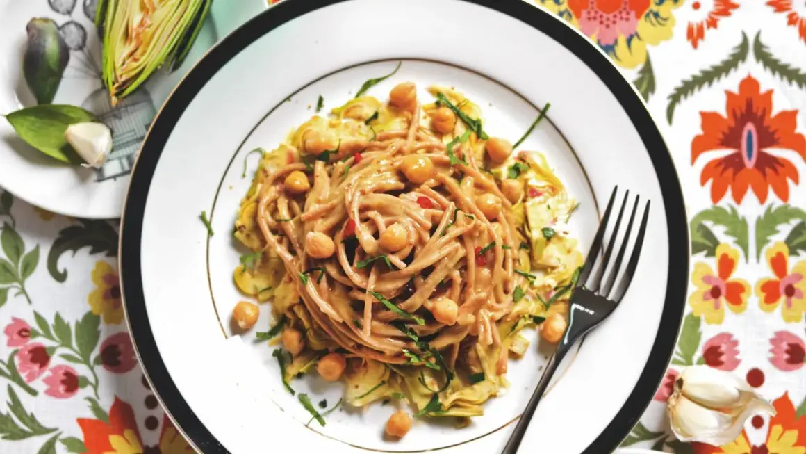 Pasta con carciofi e ceci, un piatto che profuma di casa, ispirato alla cucina di Cannavacciuolo.