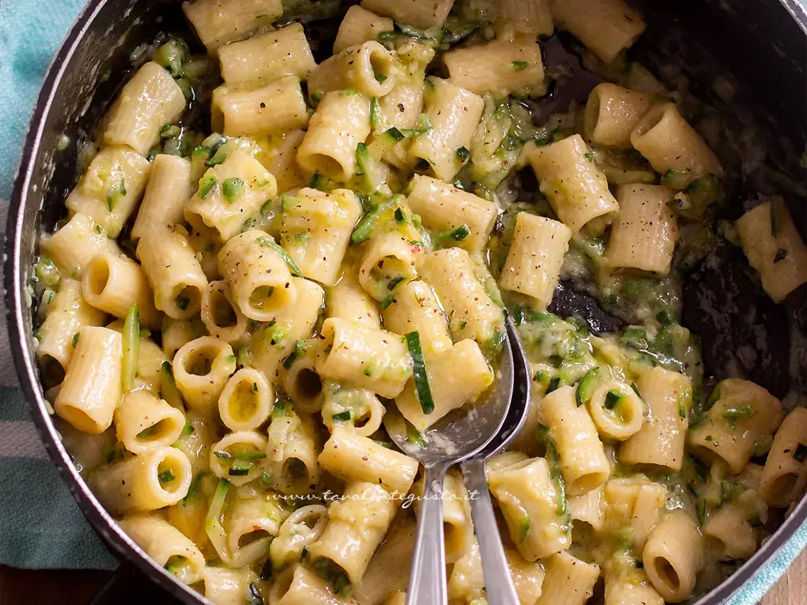 Rigatoni cremosi con zucchine grattugiate, un piatto semplice e gustoso.