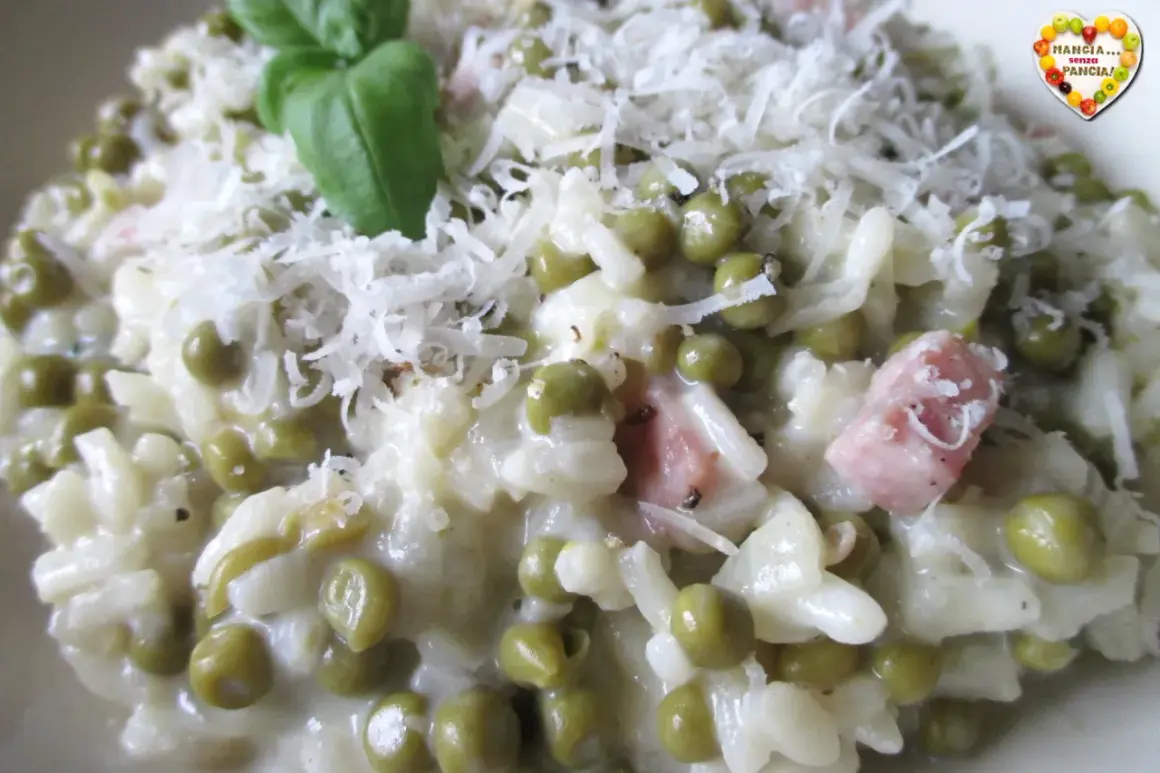 Un cremoso riso con piselli, guarnito con parmigiano grattugiato e un rametto di basilico. Un piatto che sa di casa.