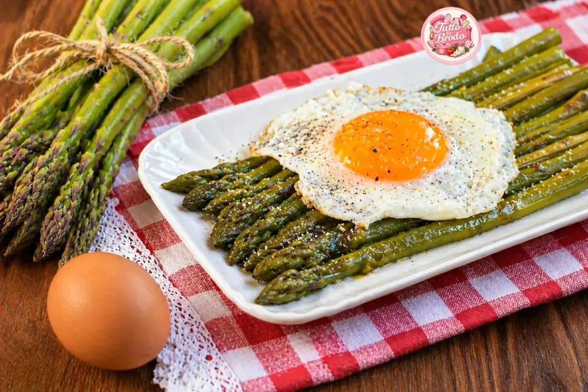 Asparagi alla Bismarck con uovo fritto e pepe nero. Un piatto semplice e gustoso, perfetto per un pranzo veloce.