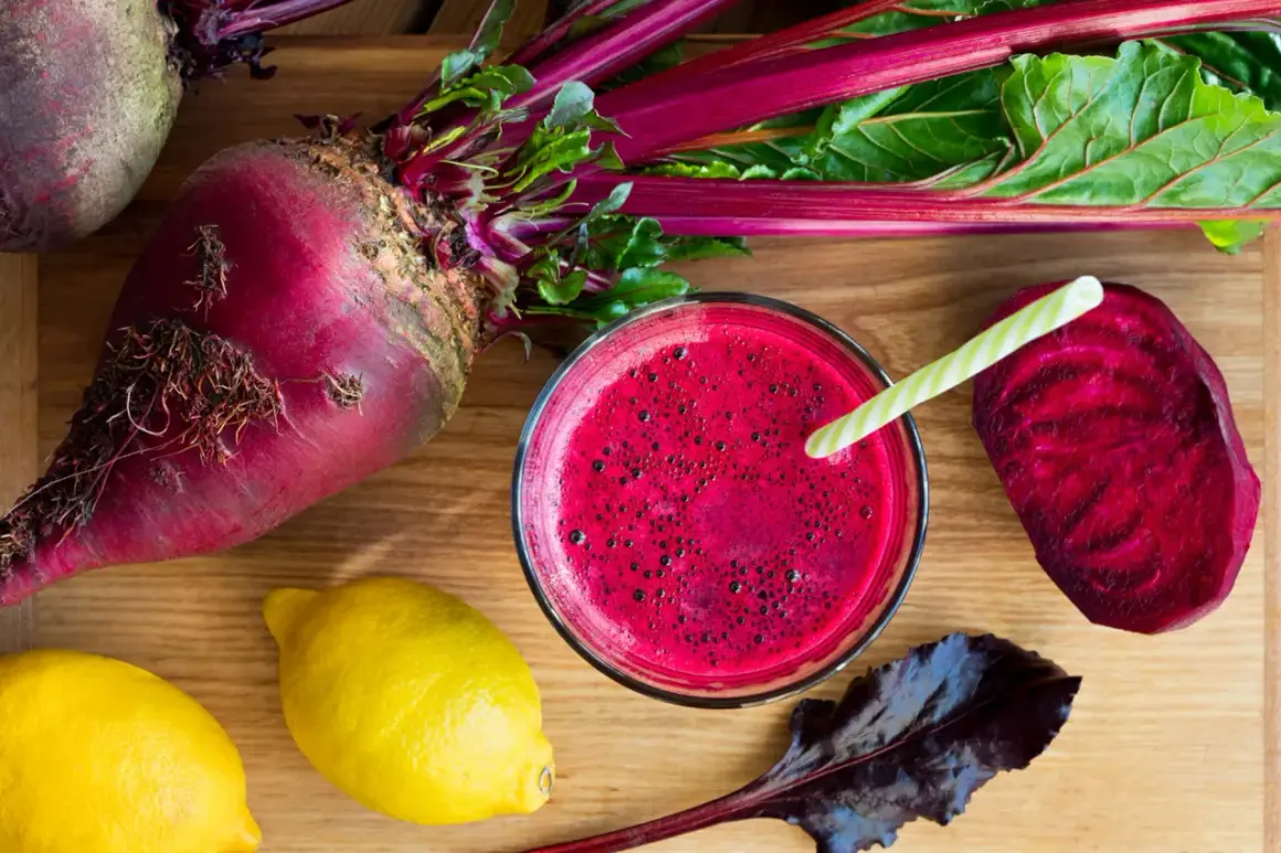 Succo di barbabietola rossa, limoni e barbabietole intere e affettate. Scopri le incredibili proprietà della barbabietola rossa per un pieno di benessere.