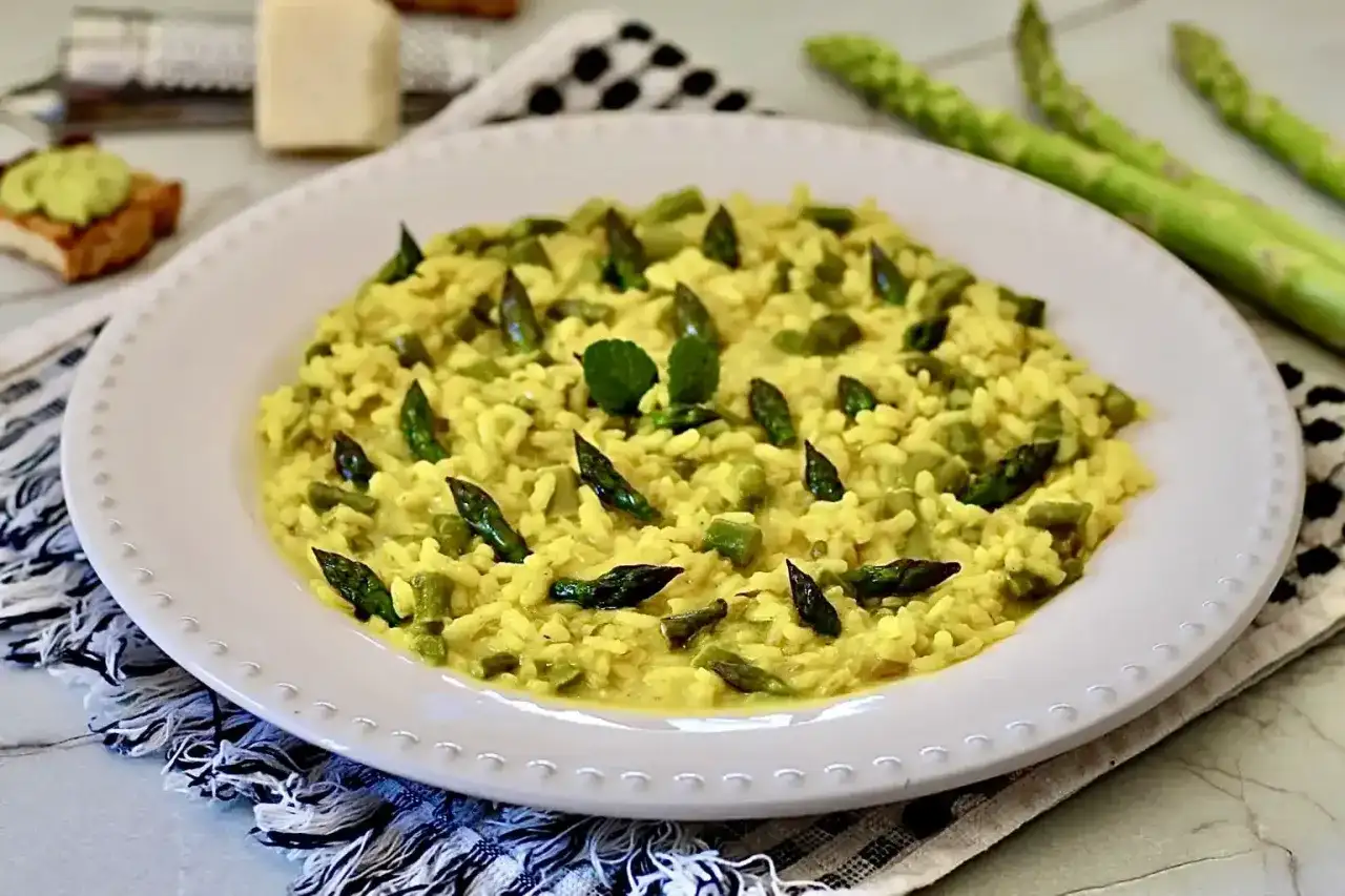 Risotto con asparagi cremoso e al dente, senza panna