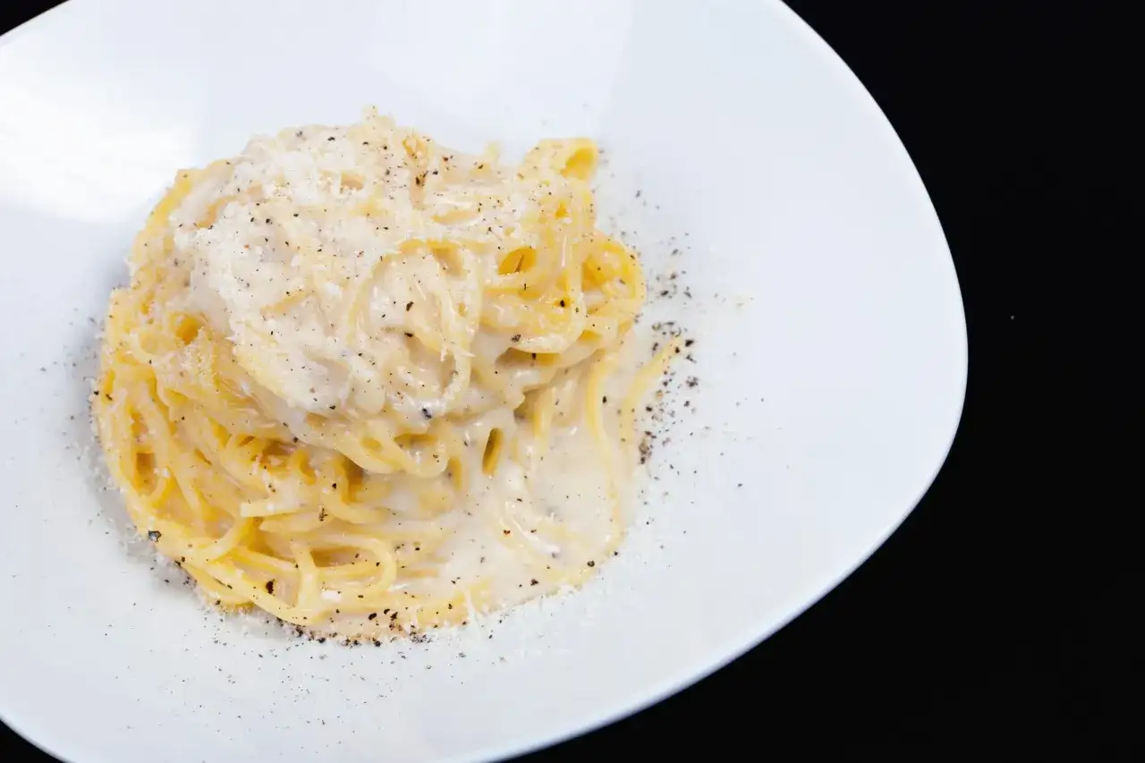 Cacio e pepe cremosa senza grumi - la tecnica giusta
