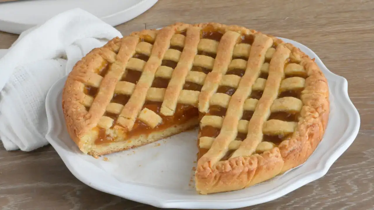 Crostata di marmellata friabile e dorata, con i trucchi giusti