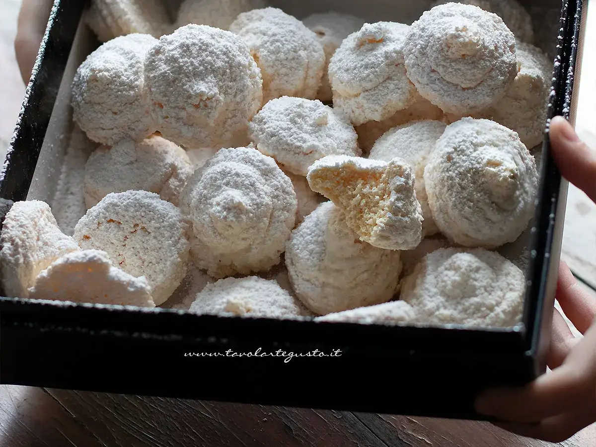 Deliziosi biscotti al cocco, soffici e ricoperti di zucchero a velo, pronti per essere gustati.