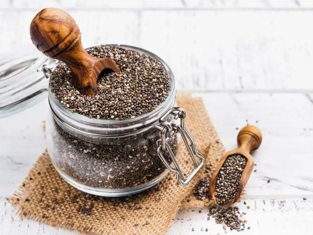 Un barattolo di semi di chia, con un cucchiaio di legno, perfetto per la tua routine serale per dimagrire.