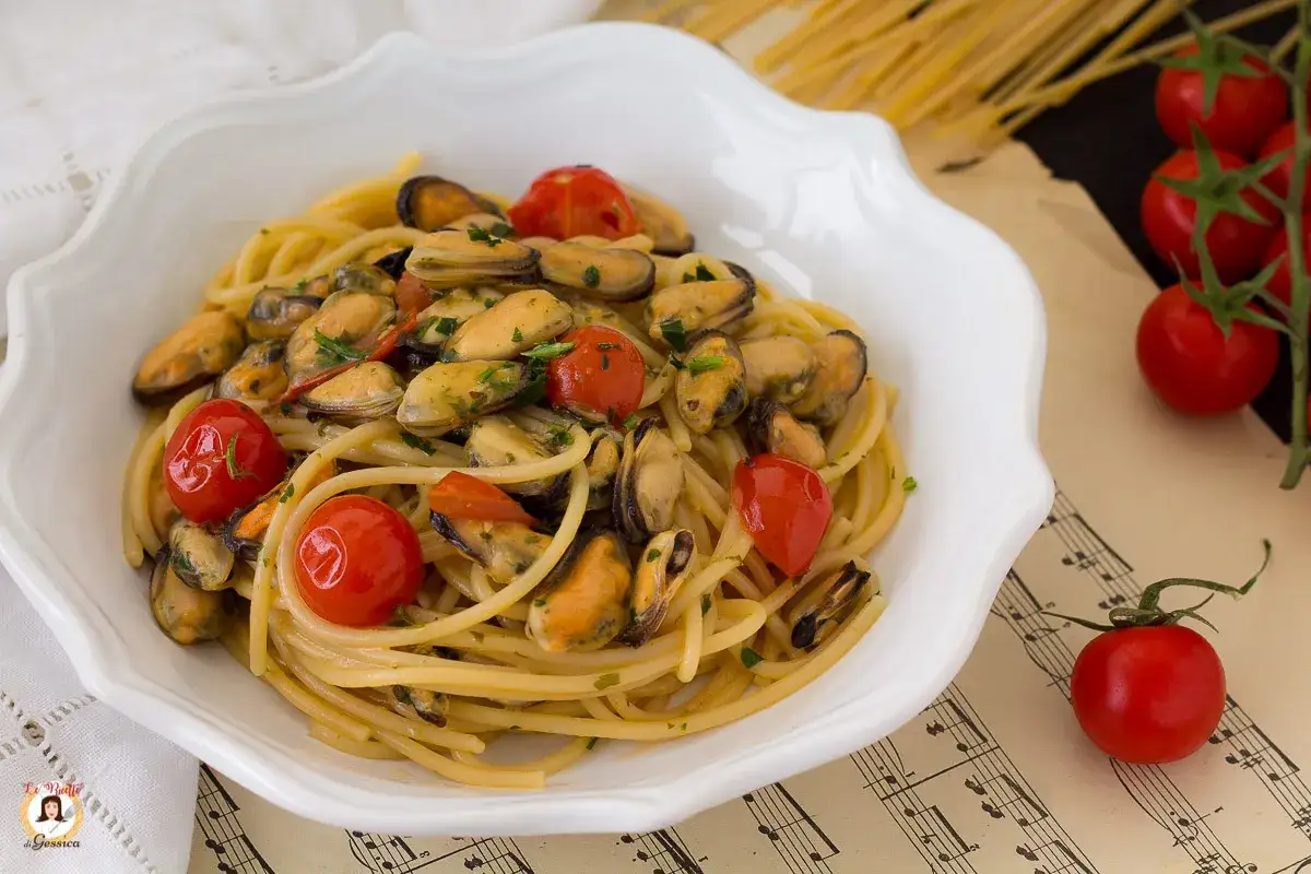 Spaghetti con le cozze e pomodorini, un piatto di mare profumato e saporito, pronto per essere gustato.