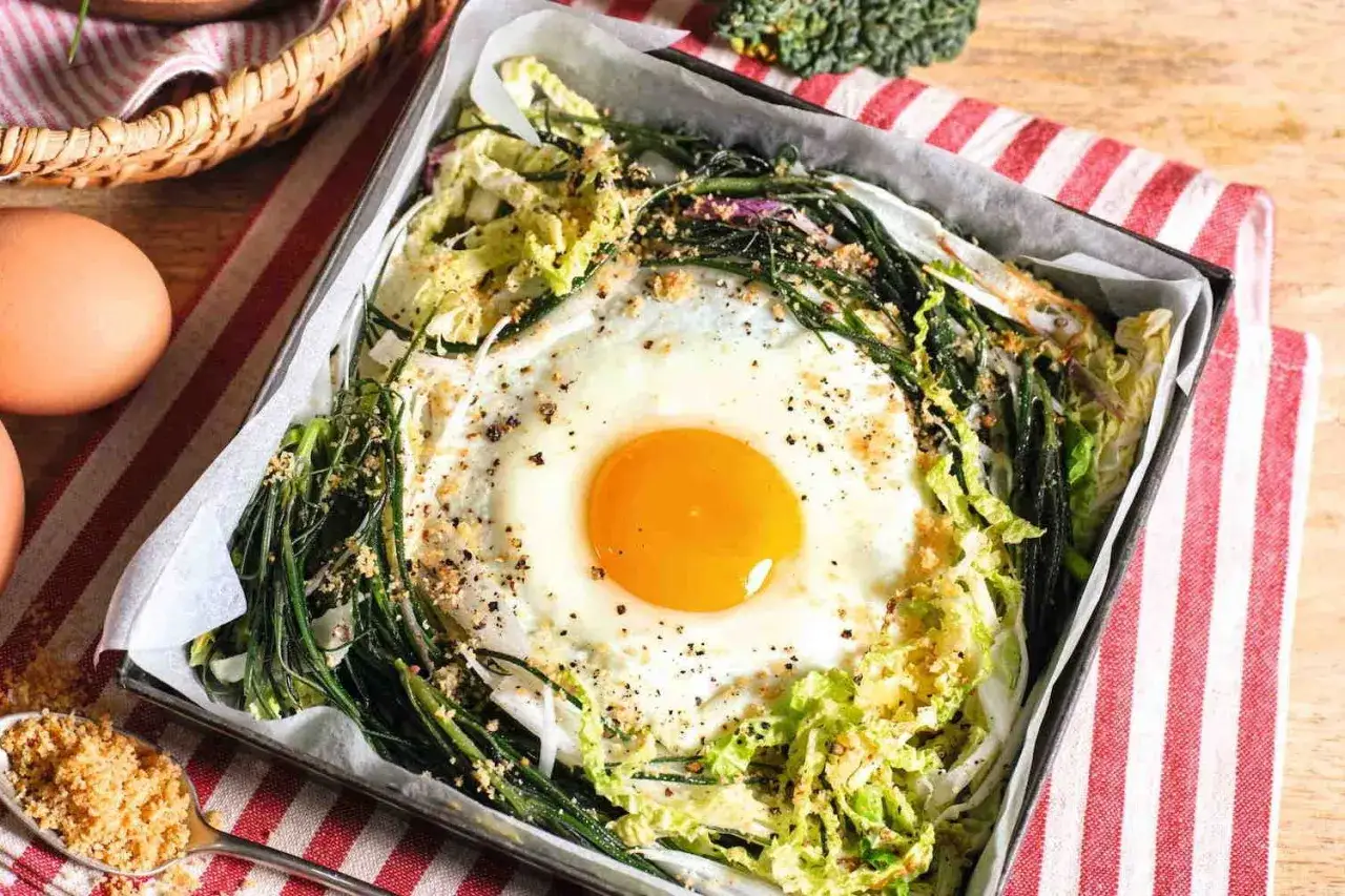 Uovo al tegamino su letto di verdure miste, un modo semplice per capire come cucinare le uova in modo gustoso e salutare.
