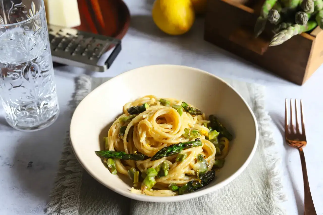 Un piatto di spaghetti cremosi con asparagi, una deliziosa carbonara di asparagi pronta per essere gustata.