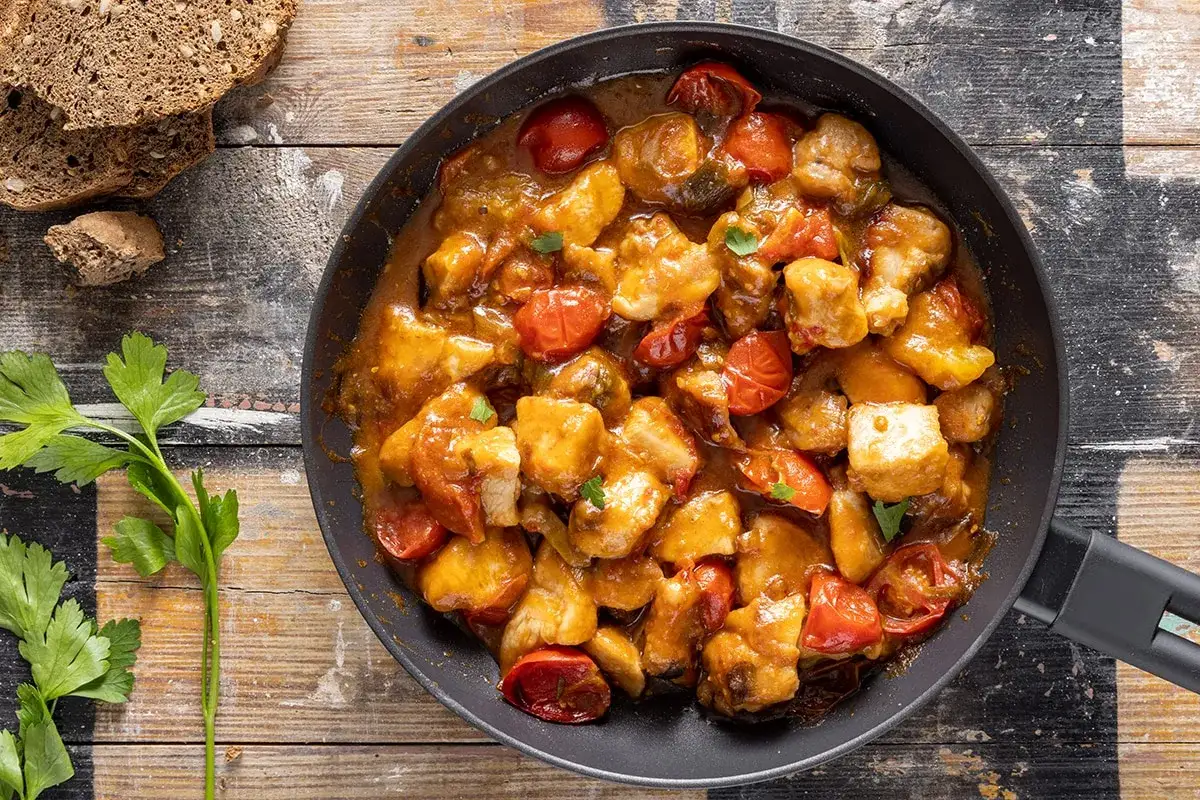 Pezzi di petto di pollo succulento in padella con pomodorini, un modo diverso per preparare il petto di pollo.