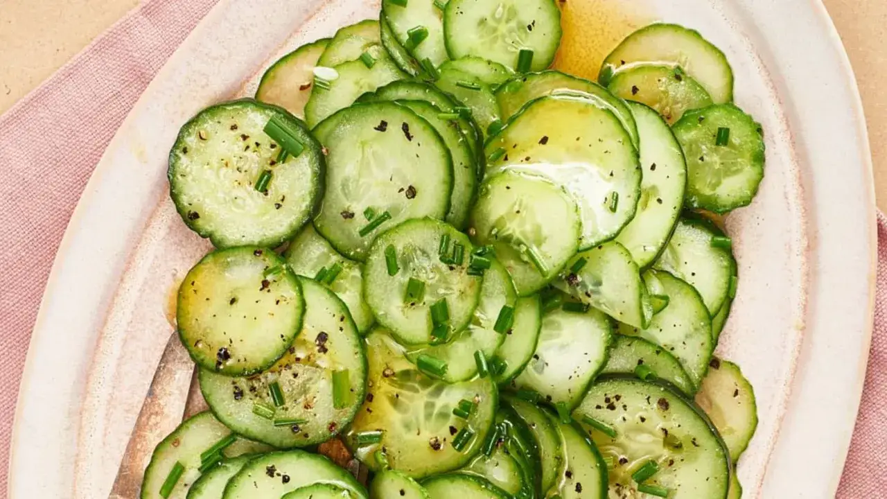 Fetta di cetriolo condita con erba cipollina e pepe. Nonostante la credenza popolare, i cetrioli fanno ingrassare solo se conditi con salse caloriche.