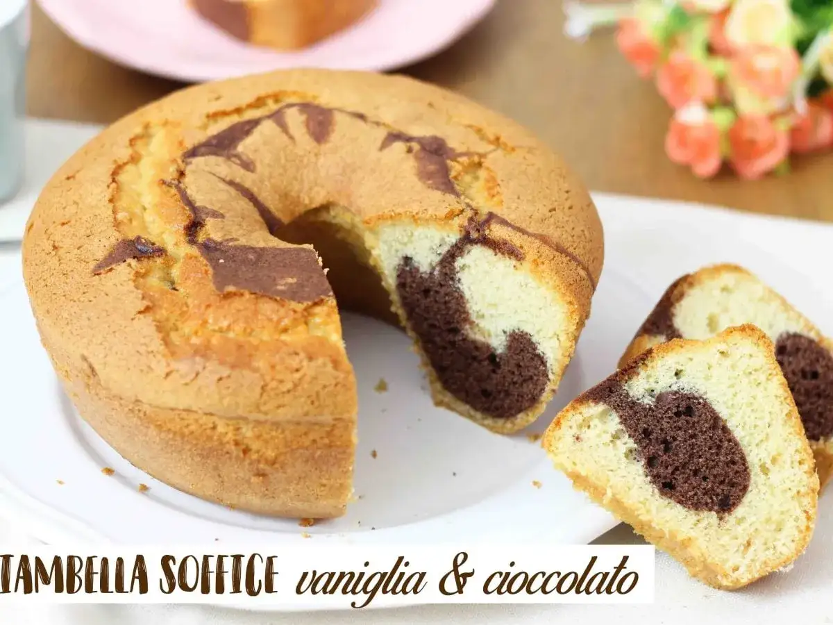 Ciambellone soffice alla vaniglia e cioccolato, con due fette tagliate che mostrano l'interno marmorizzato.