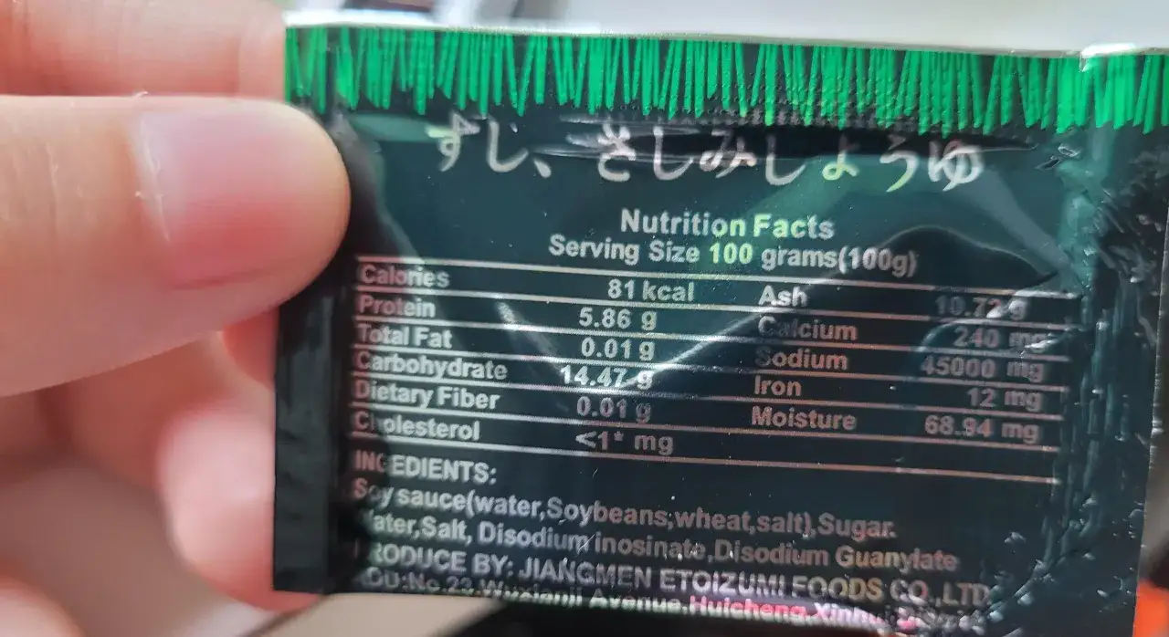 Etichetta nutrizionale: 81 kcal per 100g. Sebbene la salsa di soia faccia ingrassare, questa porzione contiene pochi grassi.