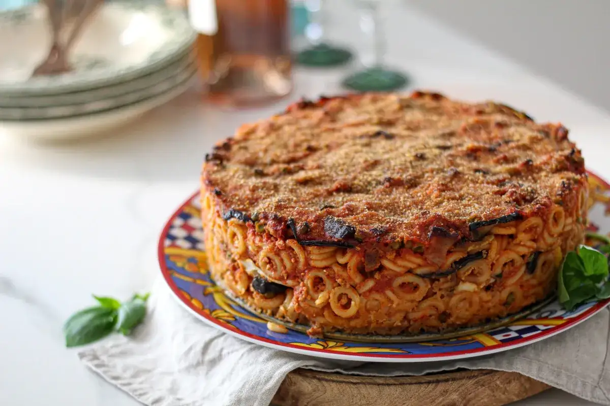 Anelletti al forno, un tortino di pasta dorato e invitante, pronto per essere gustato.