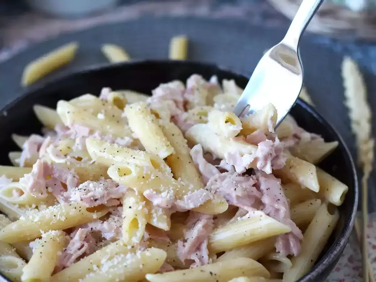 Penne cremose con prosciutto cotto e parmigiano, un piatto di pasta panna e prosciutto che invita a essere gustato.