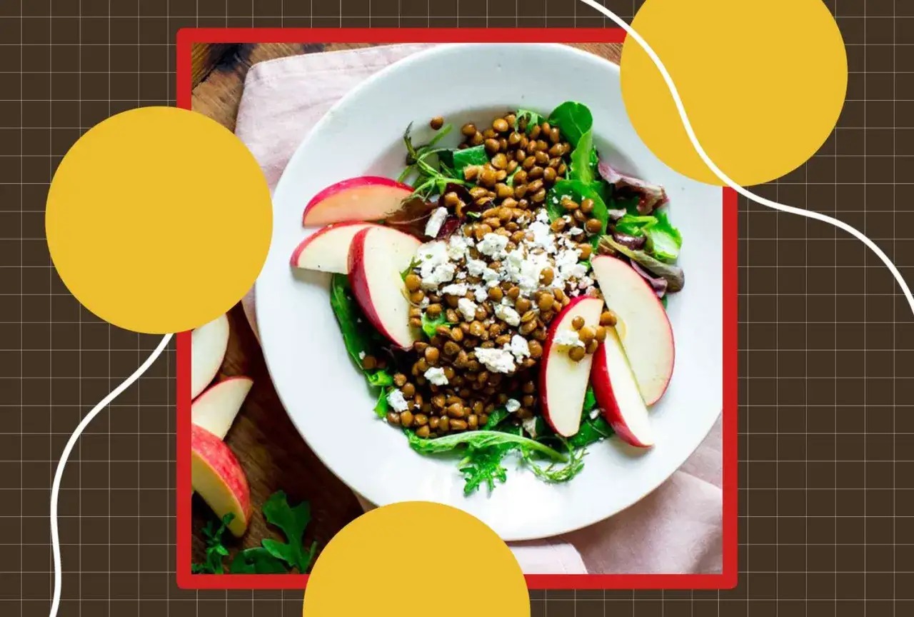 Insalata di lenticchie, mele e formaggio feta. Nonostante la credenza che le lenticchie facciano ingrassare, questa insalata &egrave; un pasto leggero e nutriente.