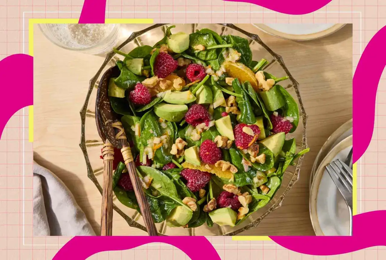 Insalata colorata con spinaci, avocado, lamponi e noci. Un piatto gustoso e leggero, perfetto per chi cerca verdure che non gonfiano la pancia.