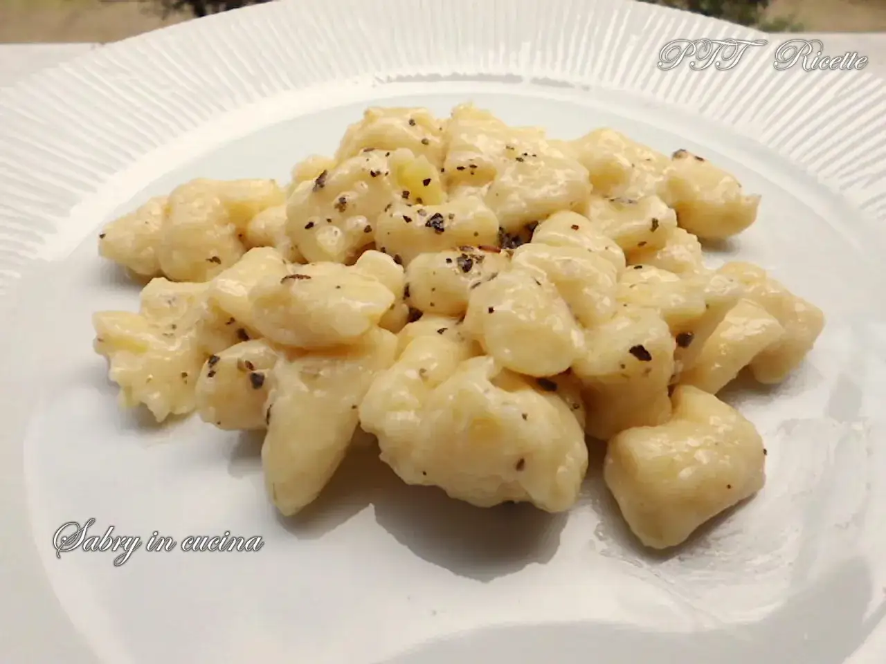 Gnocchi di ricotta soffici e cremosi, conditi con una salsa leggera e pepe nero macinato. Un piatto semplice ma delizioso.