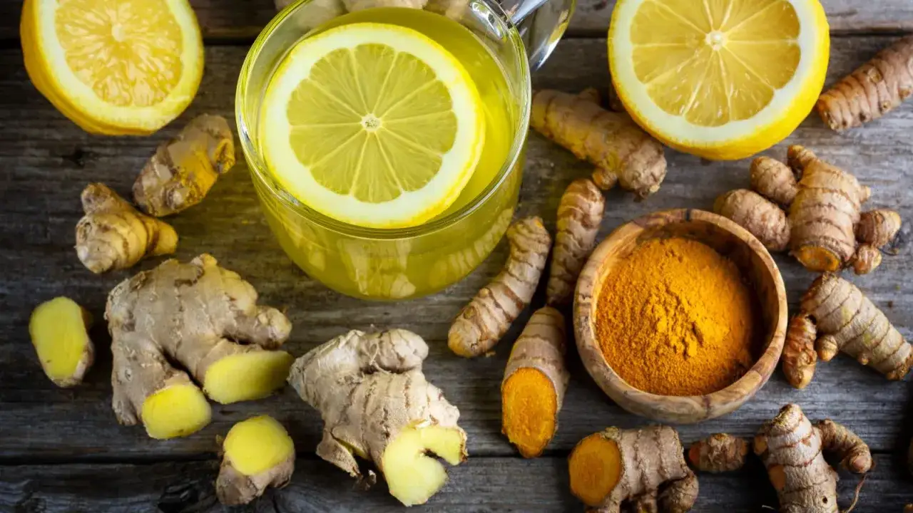Infuso di limone e zenzero, con radici e polvere di curcuma. Chi deve evitare lo zenzero consulti un medico.