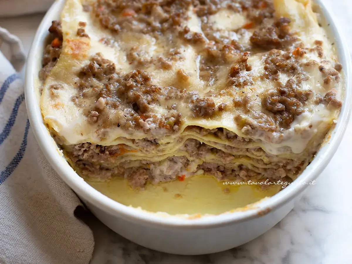 Lasagne bianche sfiziose con rag&ugrave; e besciamella cremosa, un piatto invitante e ricco di sapore, pronto per essere gustato.