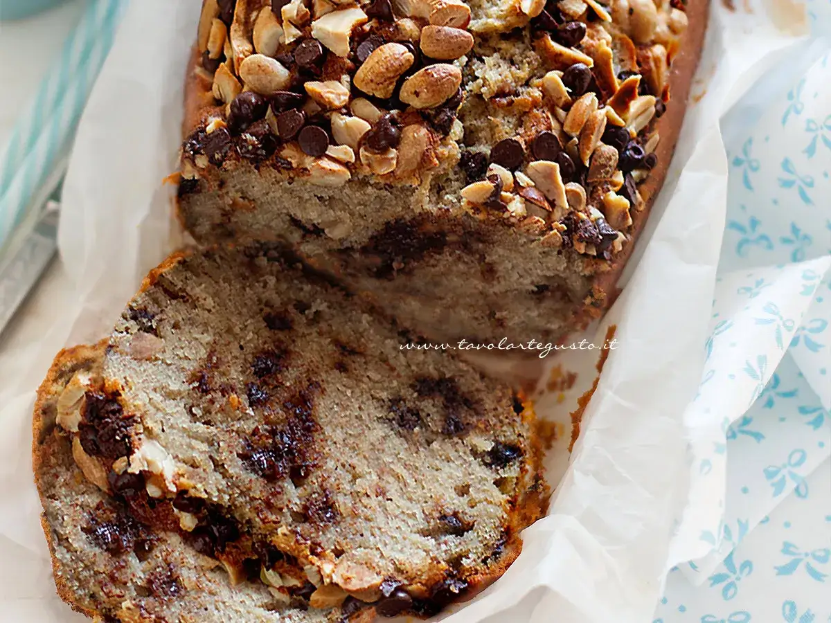 Delizioso banana bread light con gocce di cioccolato e noci croccanti, una fetta invitante.