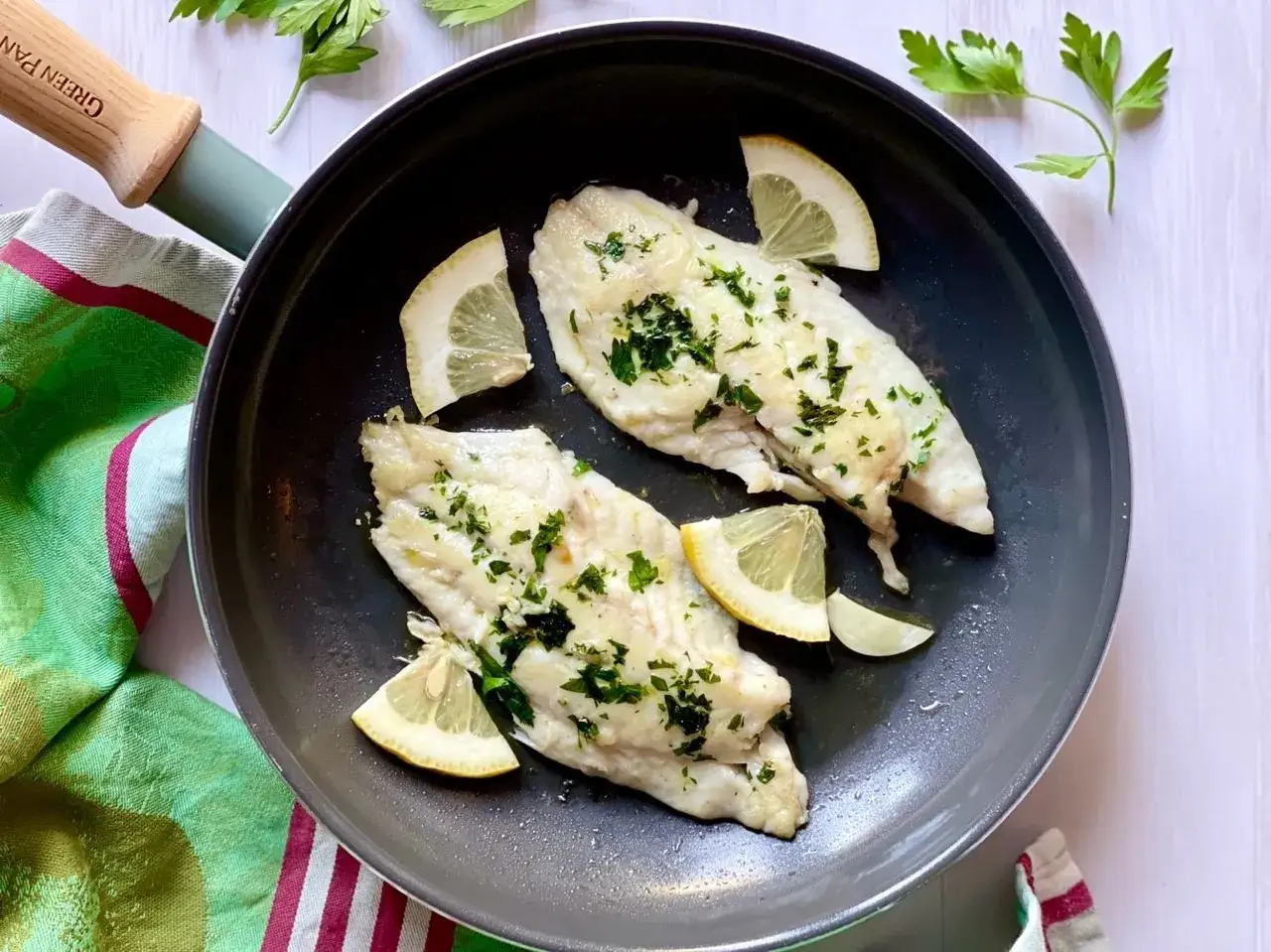 Orata in padella, cotta alla perfezione con limone e prezzemolo fresco. Un piatto leggero e gustoso.