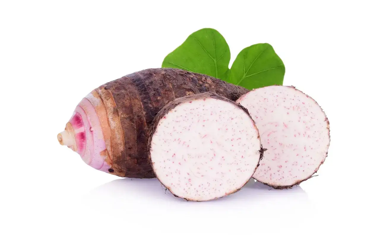 Un tubero comune nella cucina asiatica, con la sua buccia scura e la polpa bianca puntinata di viola, pronto per essere trasformato in deliziose pietanze.